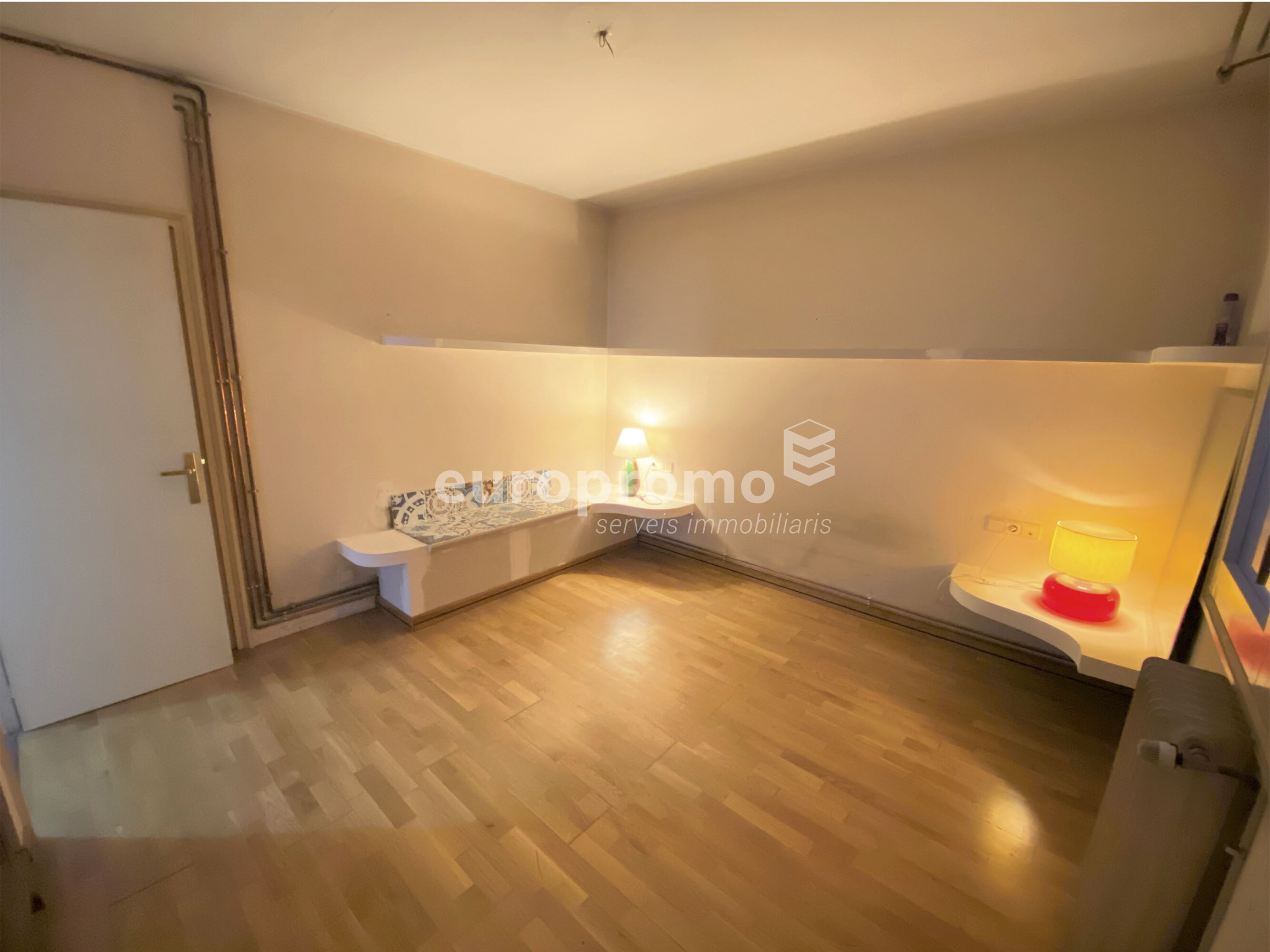 Piso de 172m2 con párquing incluido  situado en pleno centro de Girona!